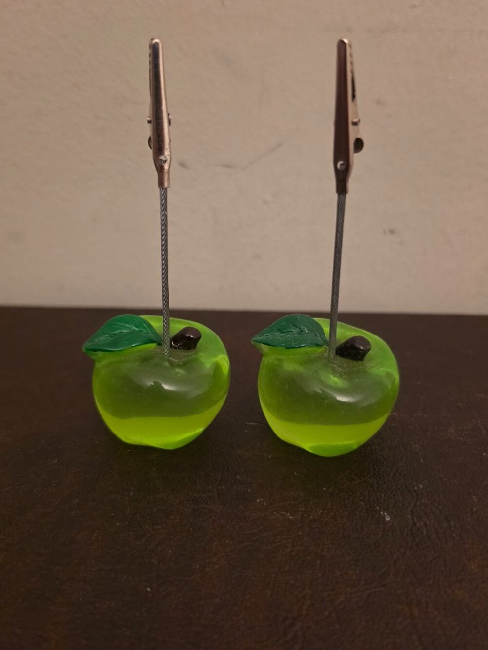 Set of 2 - Apple Shaped Metal wire clip with a "Kean Logo" design,